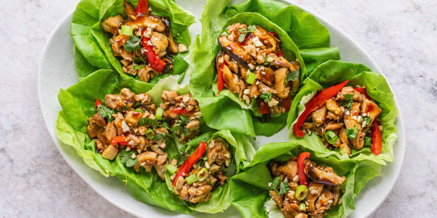 Кошики зі свіжого салату з куркою