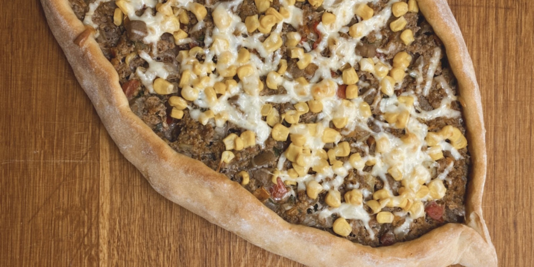 Піде з кукурудзою, помідором, сиром та фаршем