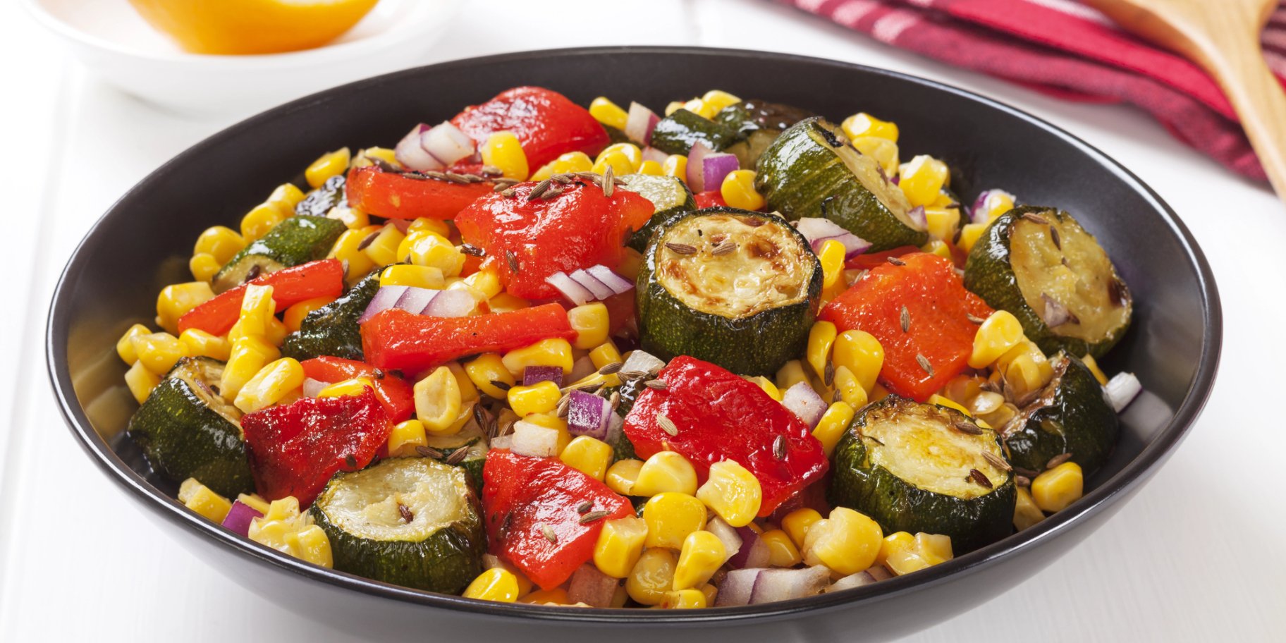 Салат із запечених овочів з кукурудзою