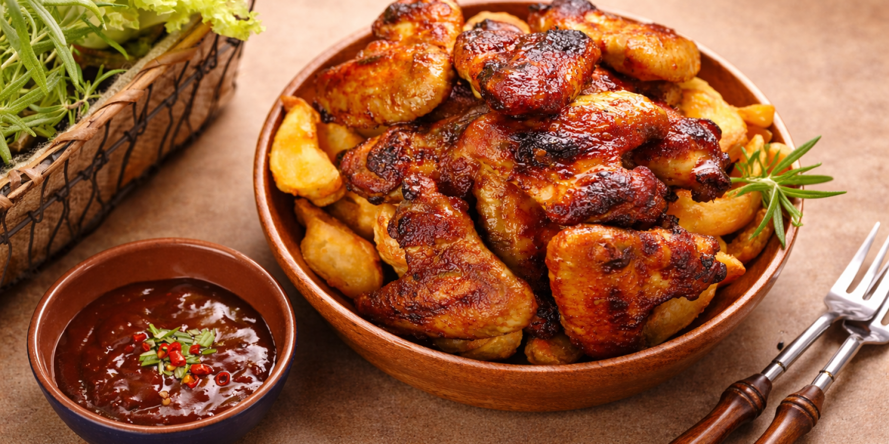 Курячі крильця запечені з картоплею