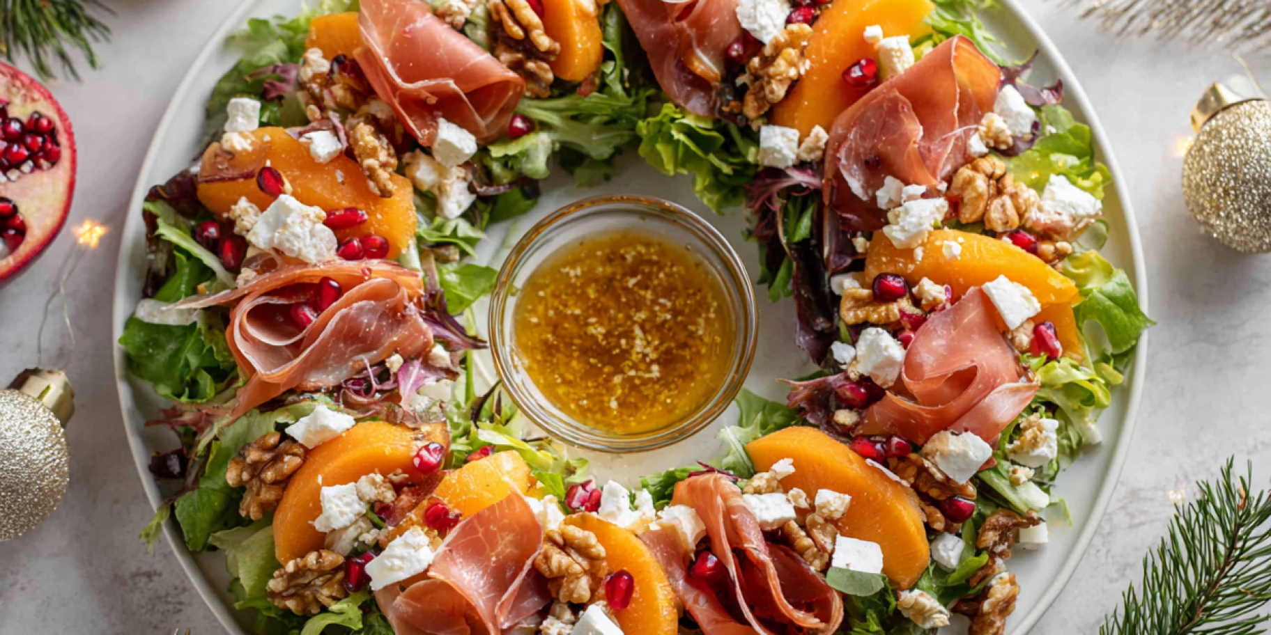 Салат-вінок із хурмою, хамоном і фетою — святковий рецепт із яскравою подачею