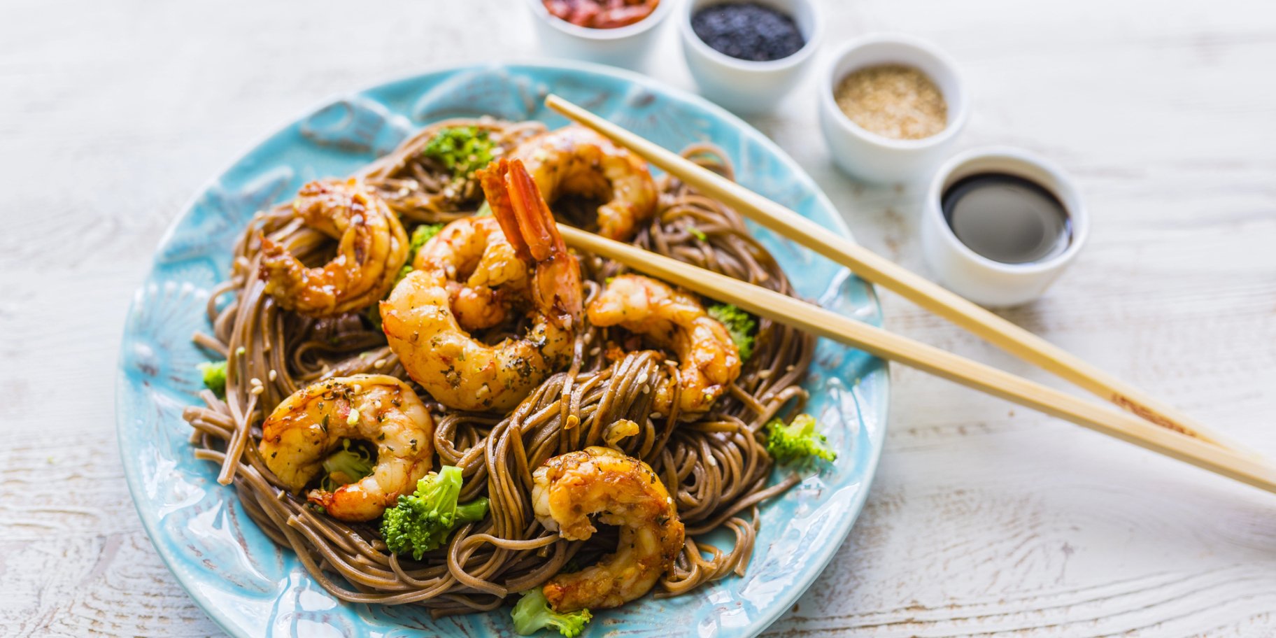 Азійський салат з креветками, овочами та локшиною