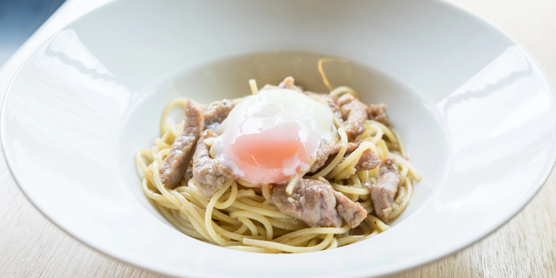 Паста зі свининою та яйцем пашот