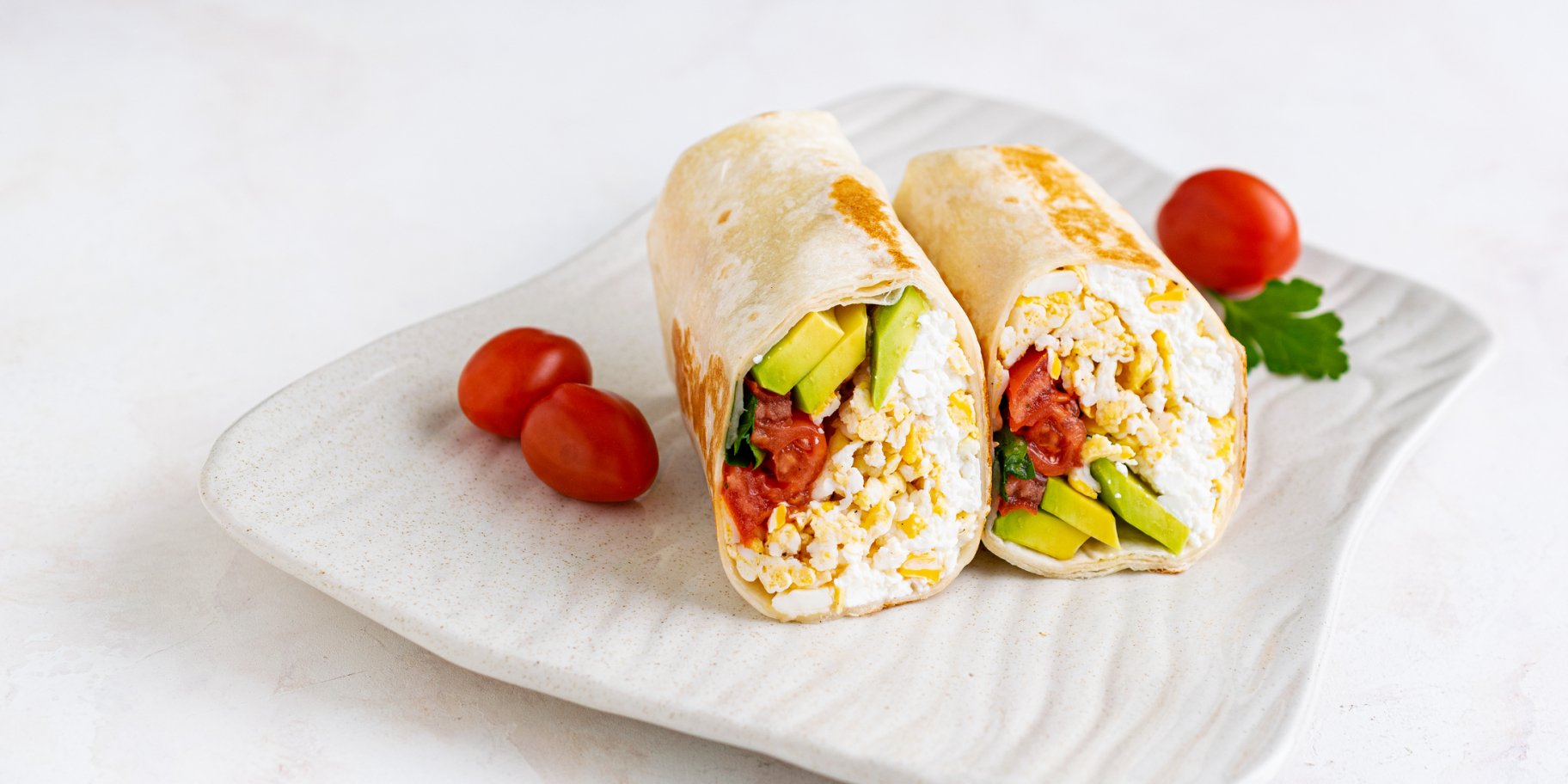 Лаваш-рол із сиром, скремблом та авокадо