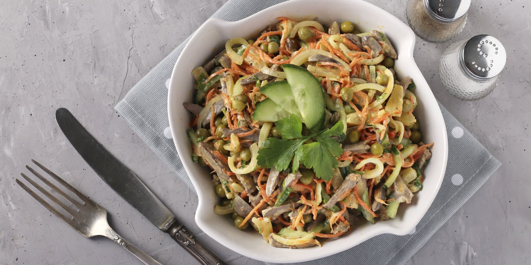 Салат з курячих сердечок і солоних огірків