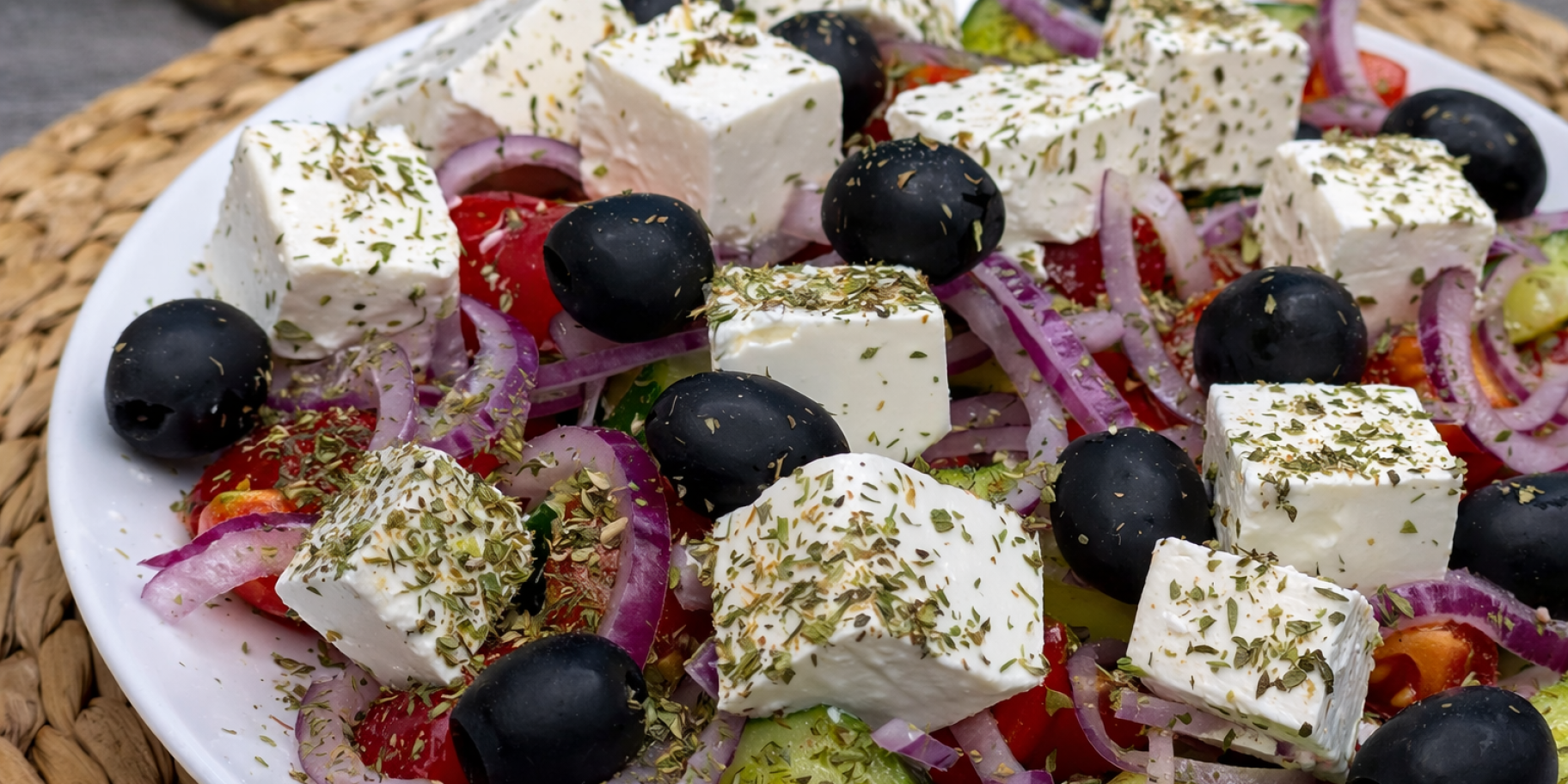 Грецький салат з часниковою заправкою