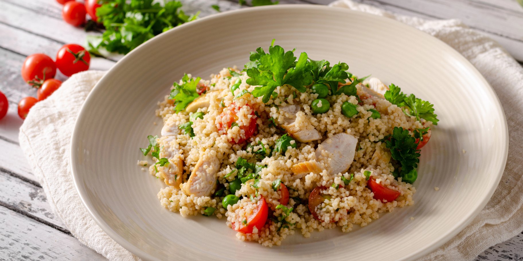 Салат з кускусом, куркою і томатами