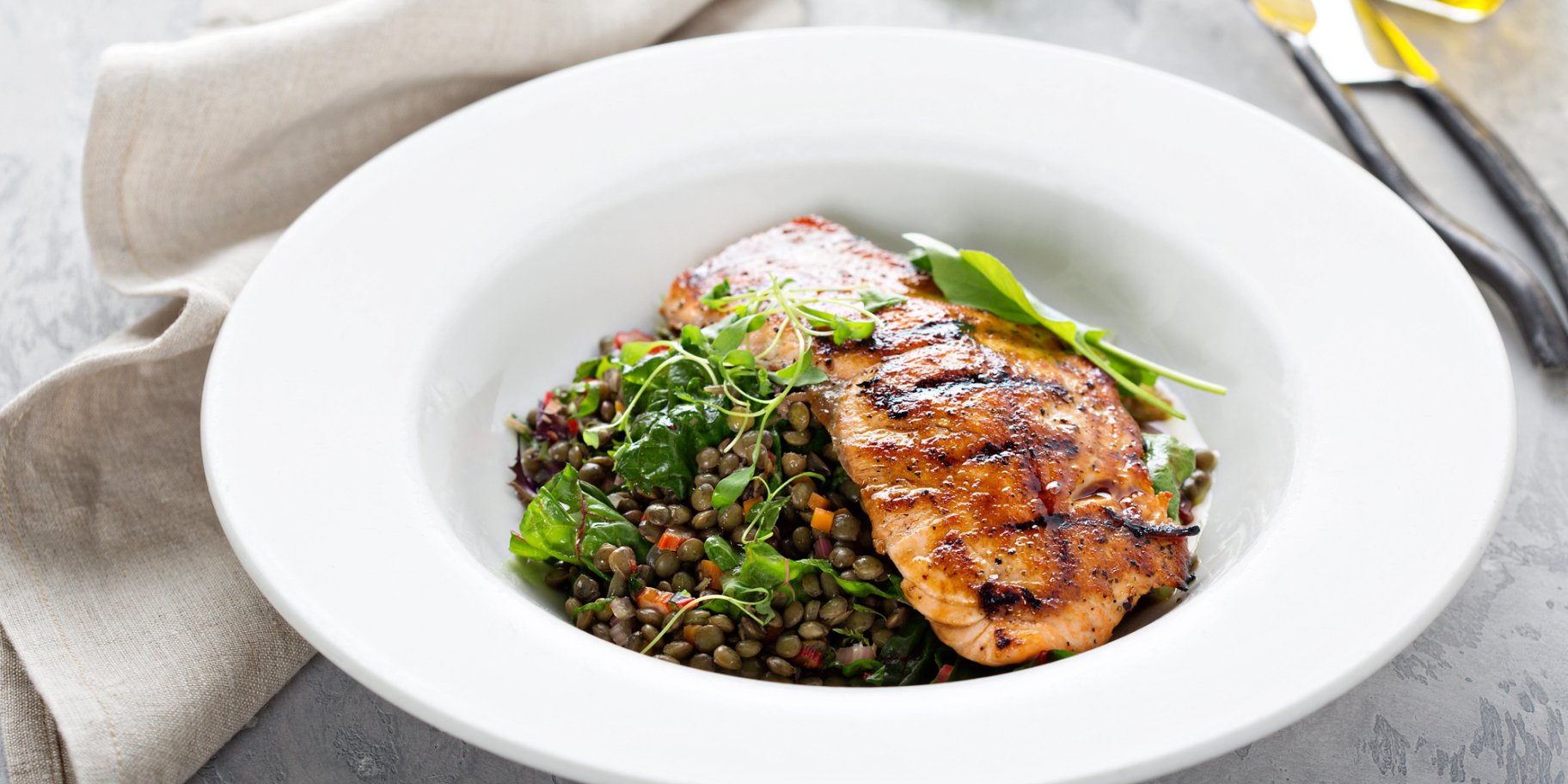 Салат з лосося, сочевиці та шпинату