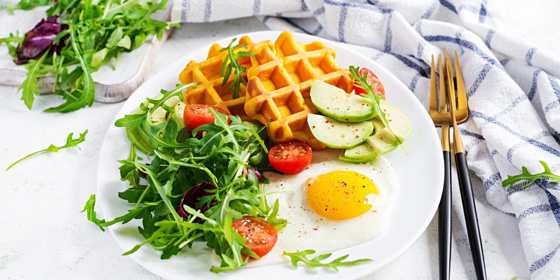 Хрусткі картопляні вафлі з авокадо та яйцем