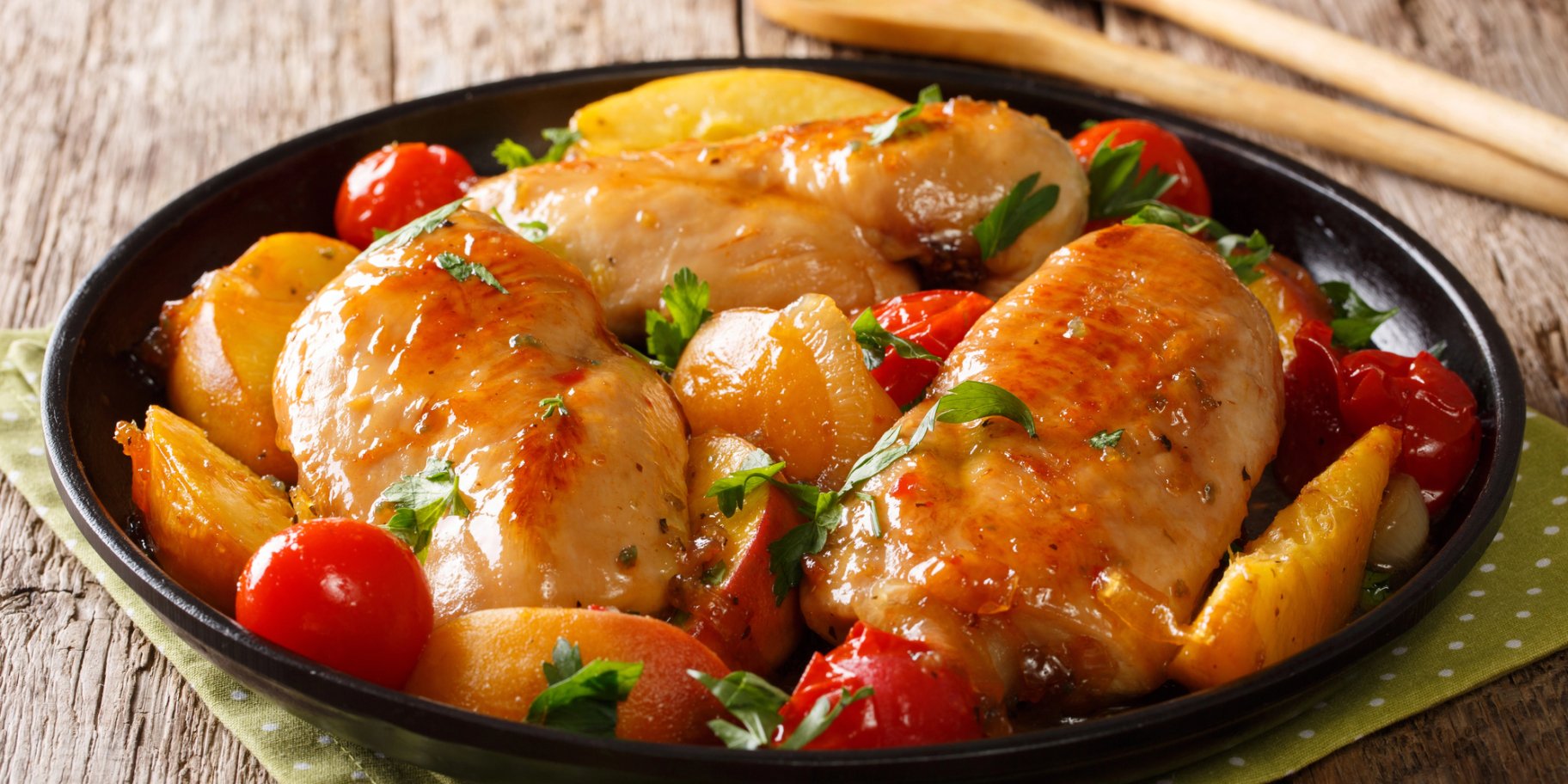 Курячі грудки з яблуками та помідорами