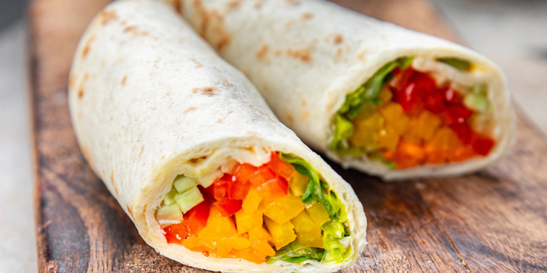 Тортилья з печеними овочами та кремом з авокадо