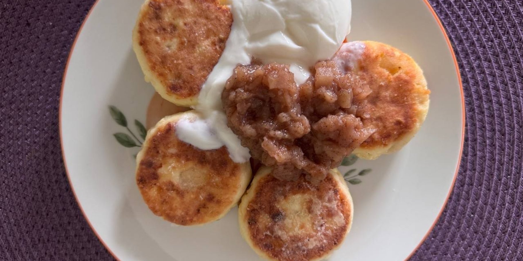 Сирники з яблуками та яблучним соусом з корицею