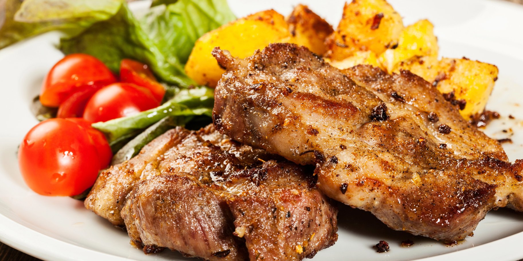 Запечена свинина з картоплею та помідорами