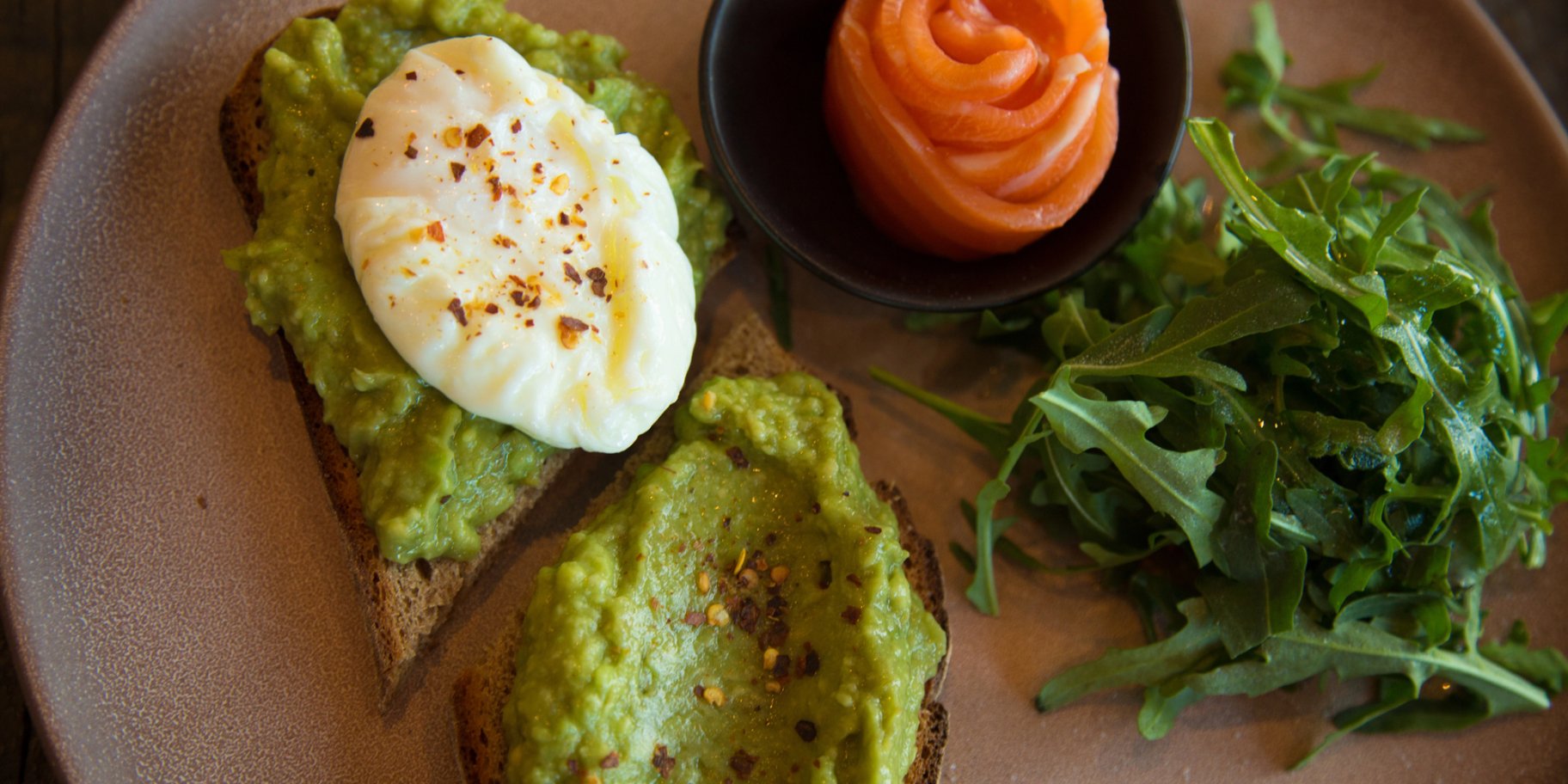 Збалансований сніданок з яйцем і тостом