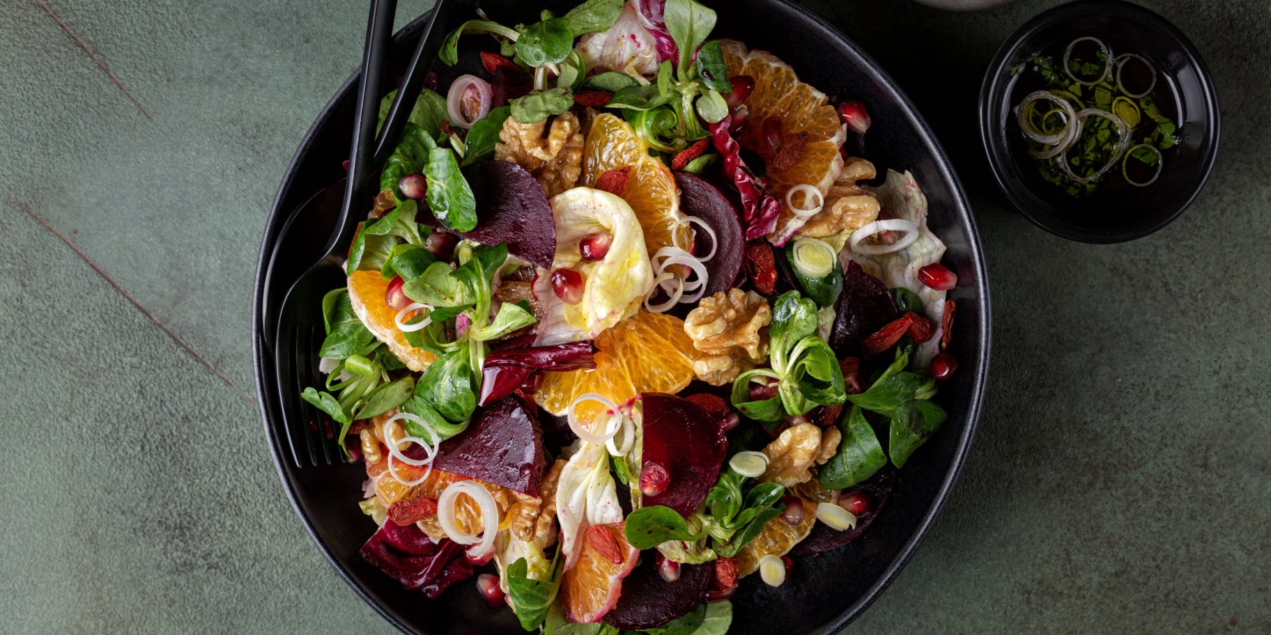 Зелений салат з буряком, гранатом та горіхами