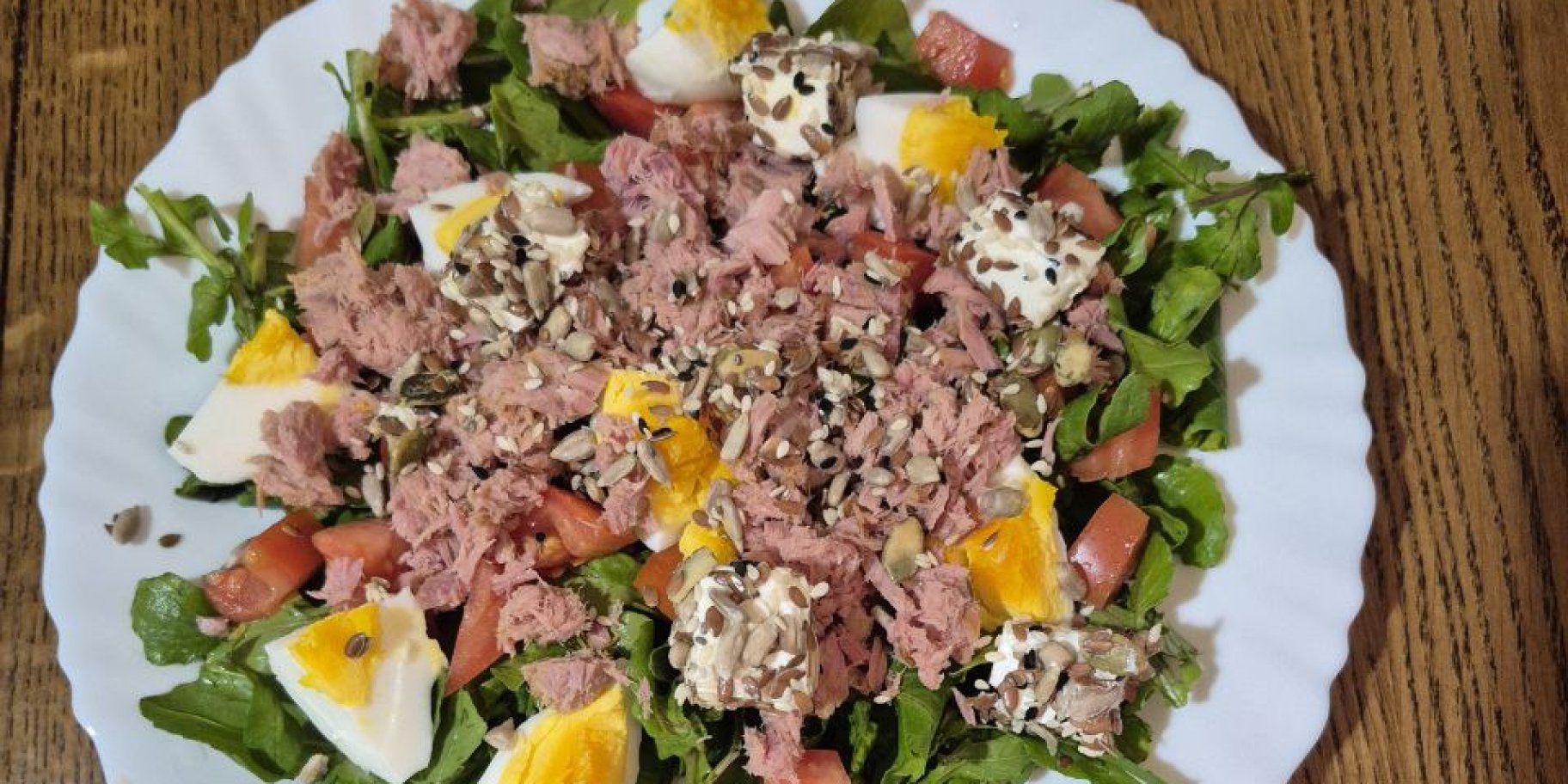 Салат з руколою і тунцем