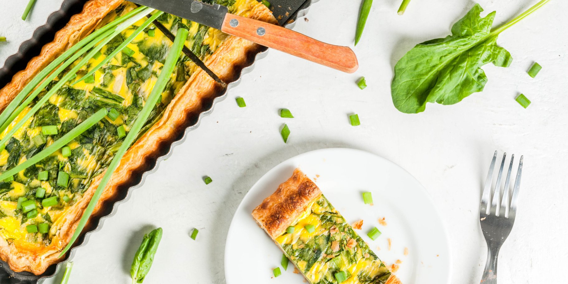 Пиріг з листкового тіста з вершковим сиром і зеленою цибулею