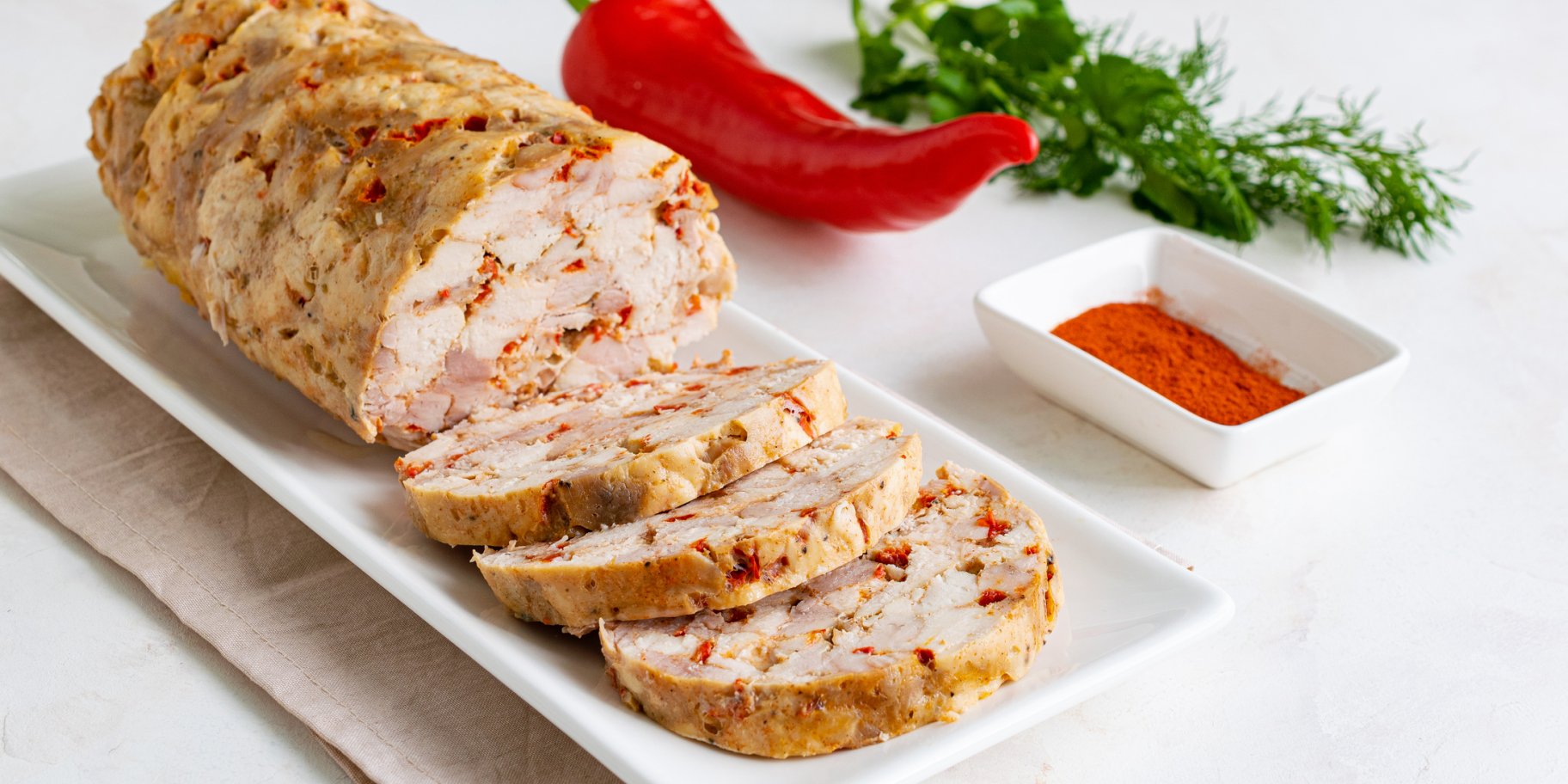 Домашня куряча ковбаса зі спеціями та солодким перцем