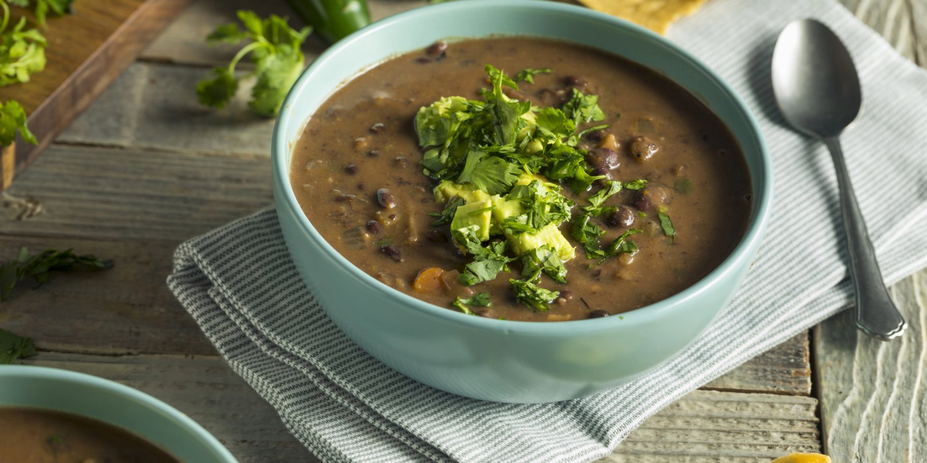 Мексиканський суп із квасолі з гуакамоле