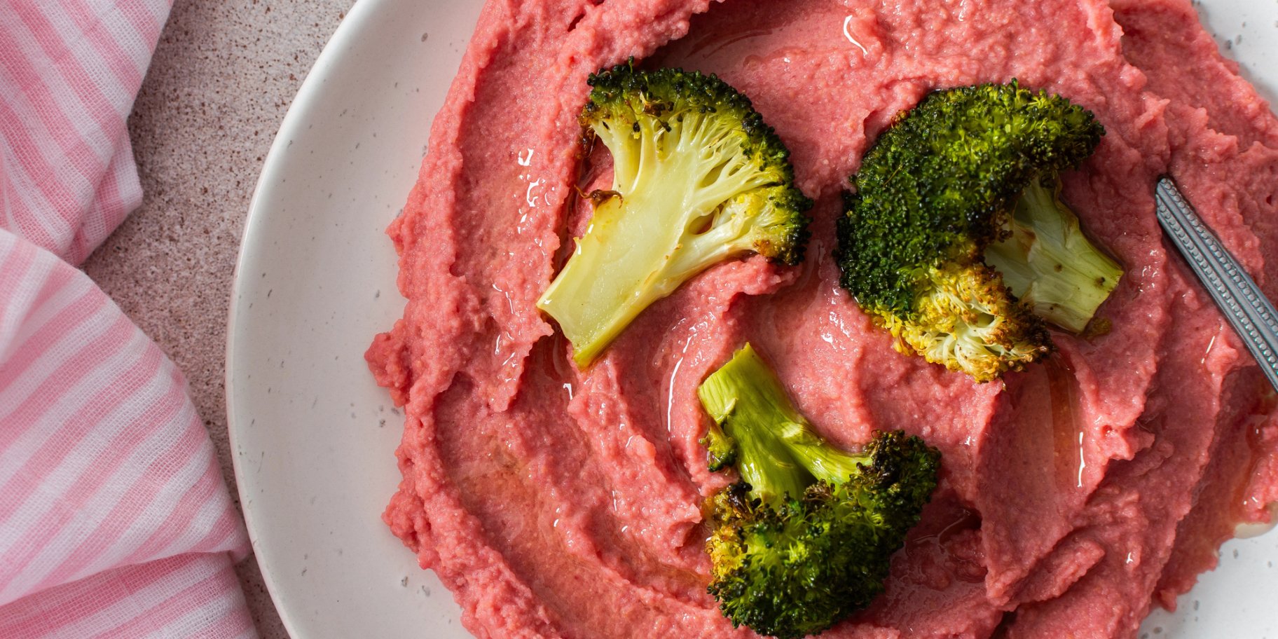 Буряковий хумус зі стейком з броколі