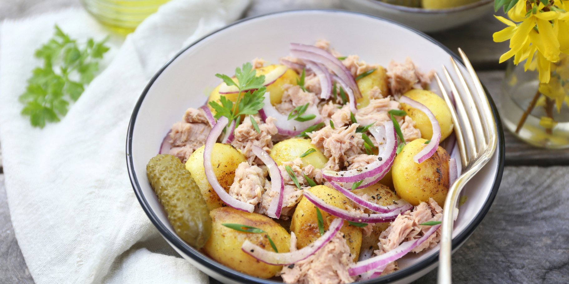 Салат з картоплею, тунцем і йогуртом