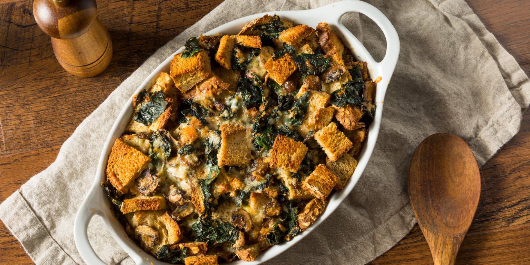 Страта з яйцем, беконом і шпинатом