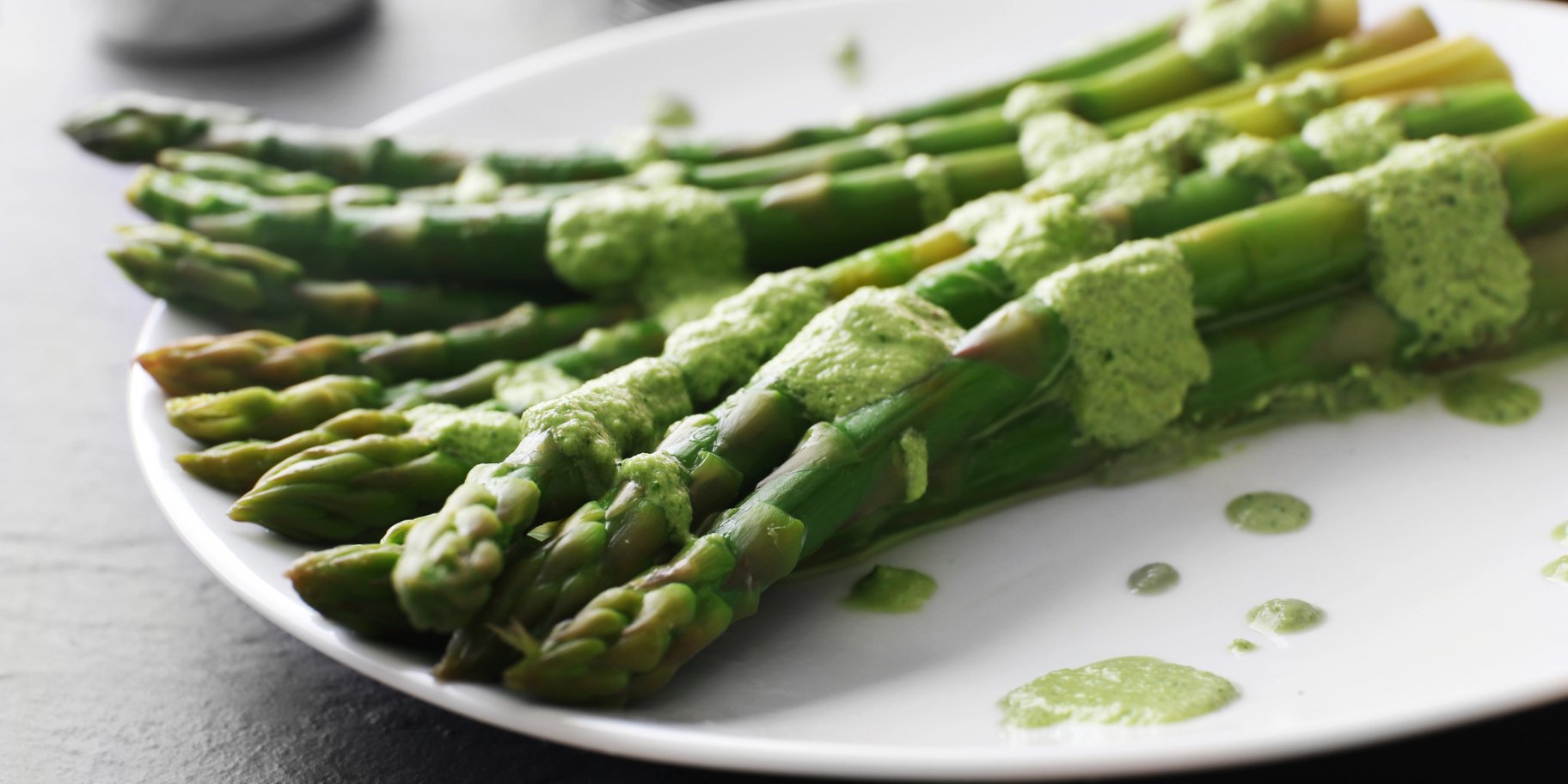 Спаржа в соусі з черемші