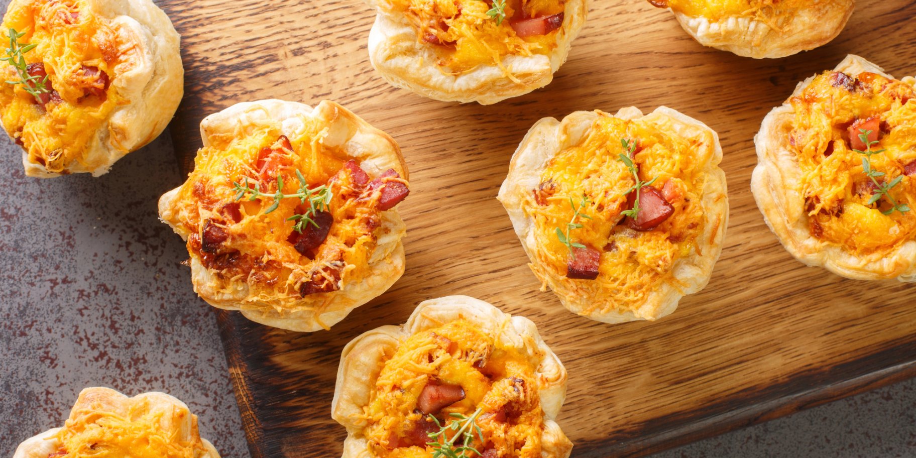 Готові круасани з яйцями, сиром та шинкою