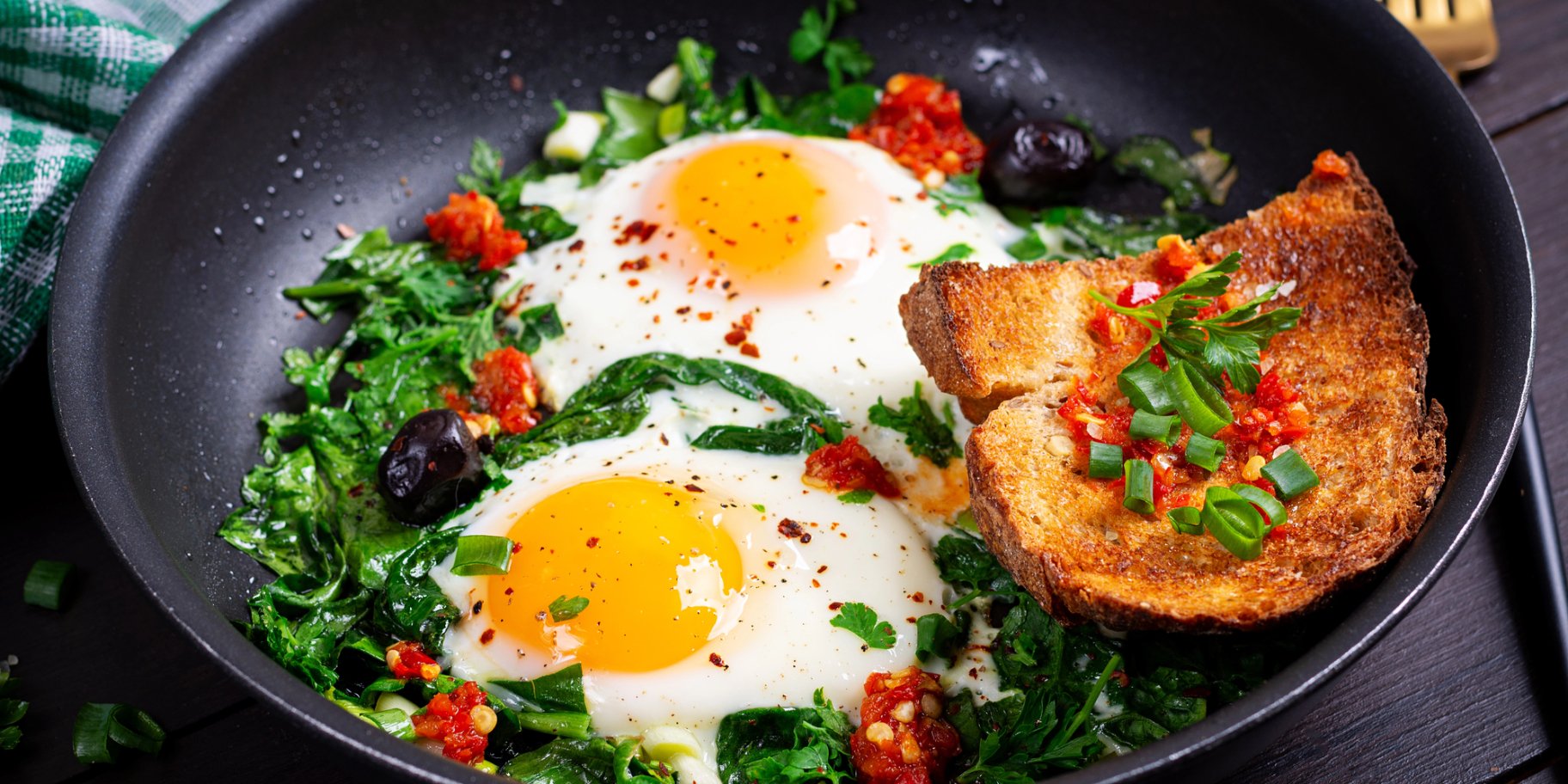 Шпинат з яйцями та фетою