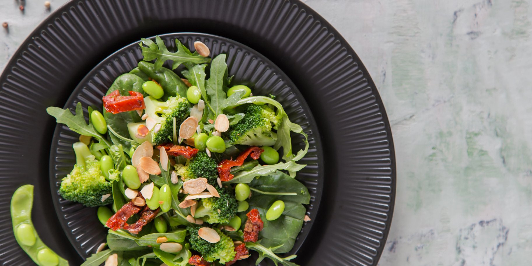 Салат із сирої броколі з арахісовою заправкою