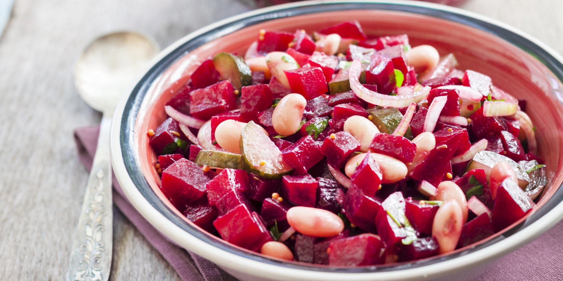 Салат з буряка, квасолі та огірка