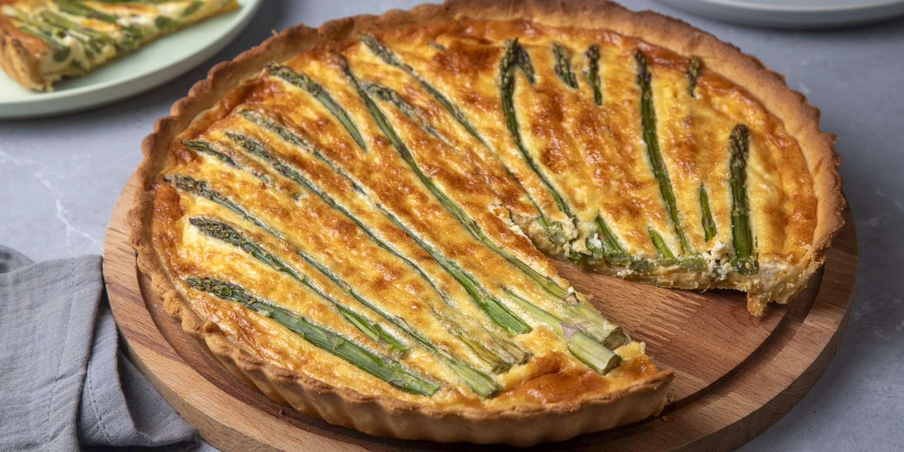 Весняний кіш з горошком і спаржею