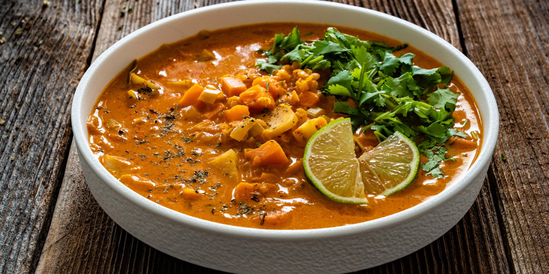 Рагу з сочевицею, бататом і кокосовим молоком