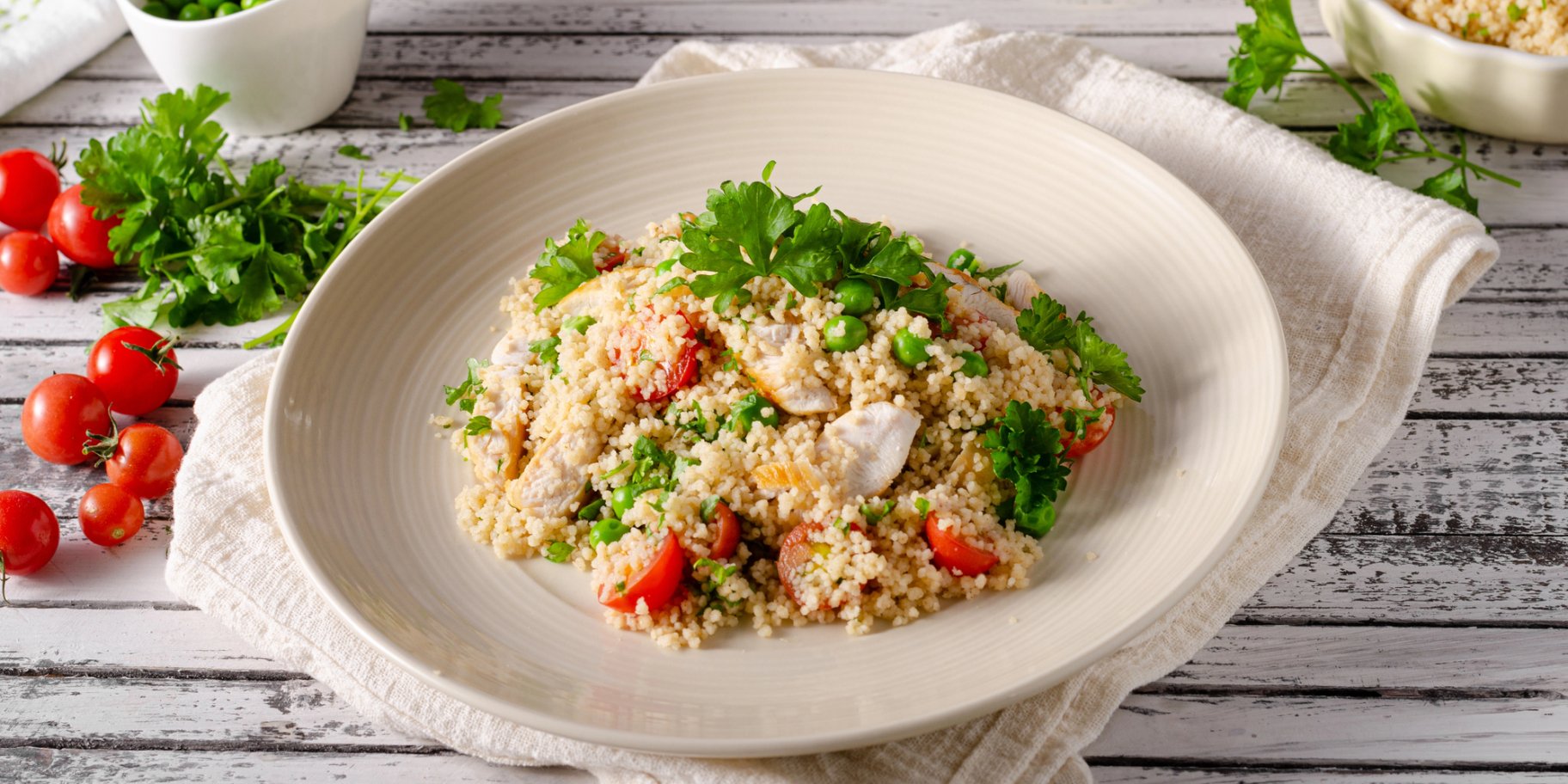 Салат з кускусу, курки та лимонної заправки