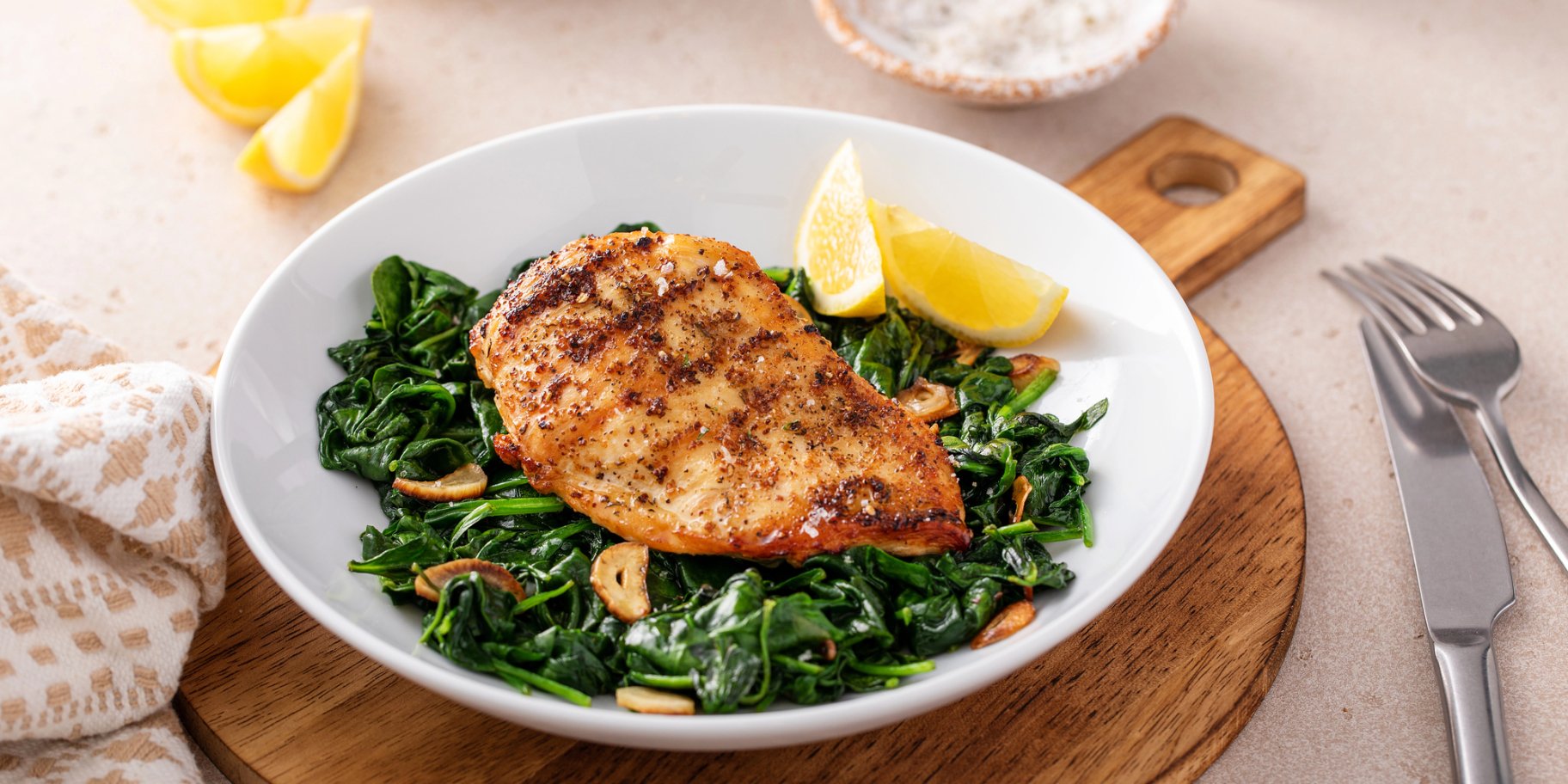 Курячі стейки зі шпинатом