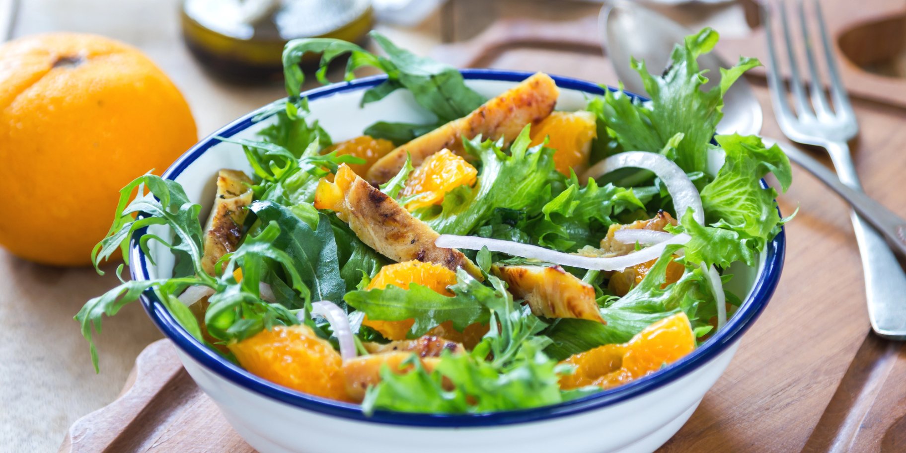 Салат с курицей и мандаринами под песто