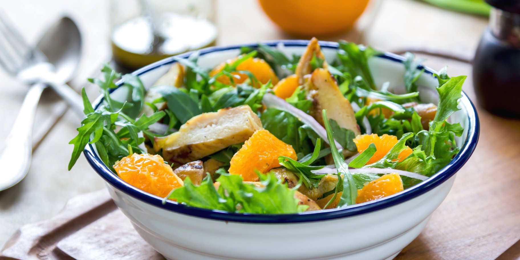 Весняний салат з куркою та овочами