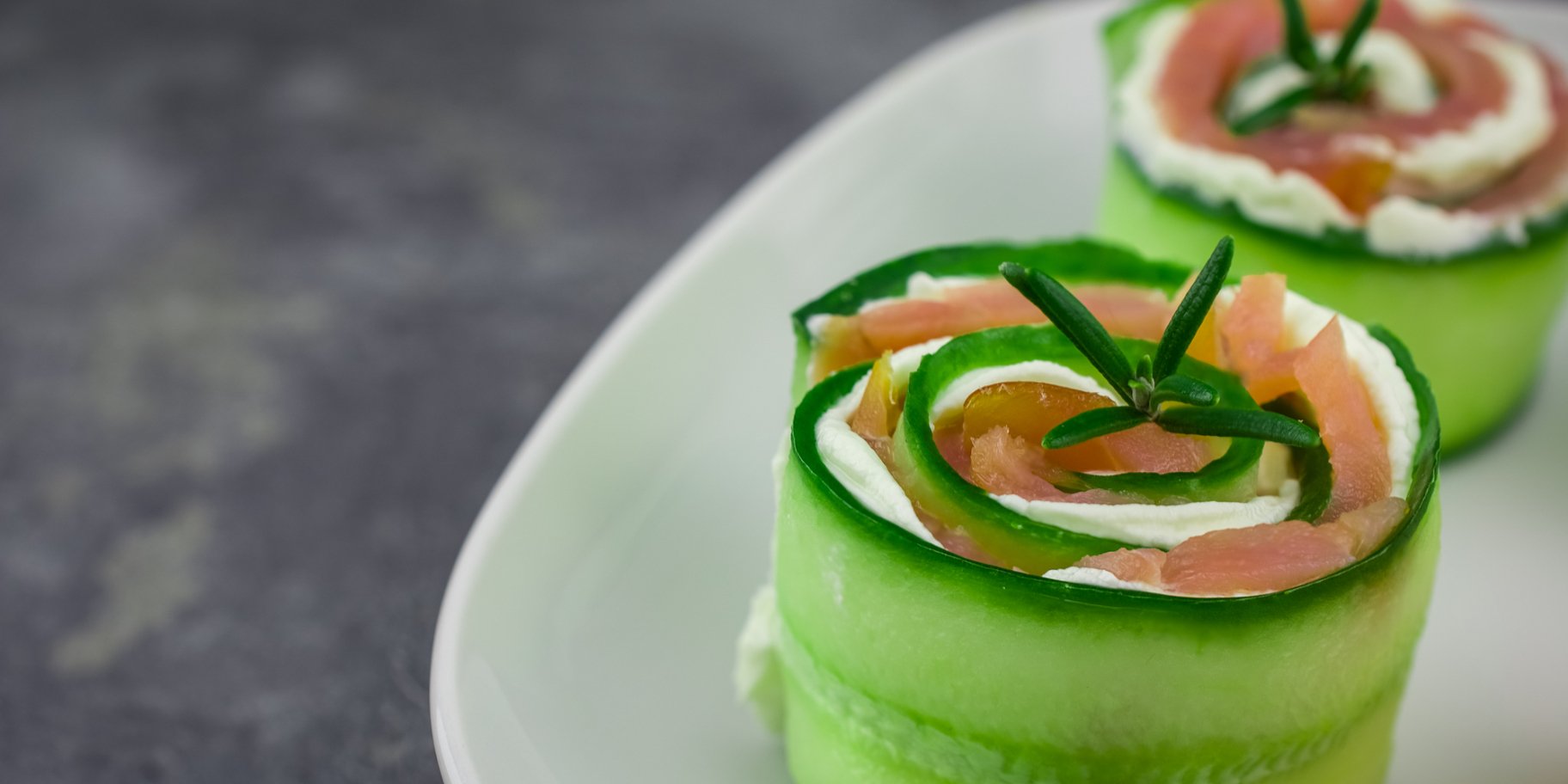 Рулетики з огірка та копченого лосося