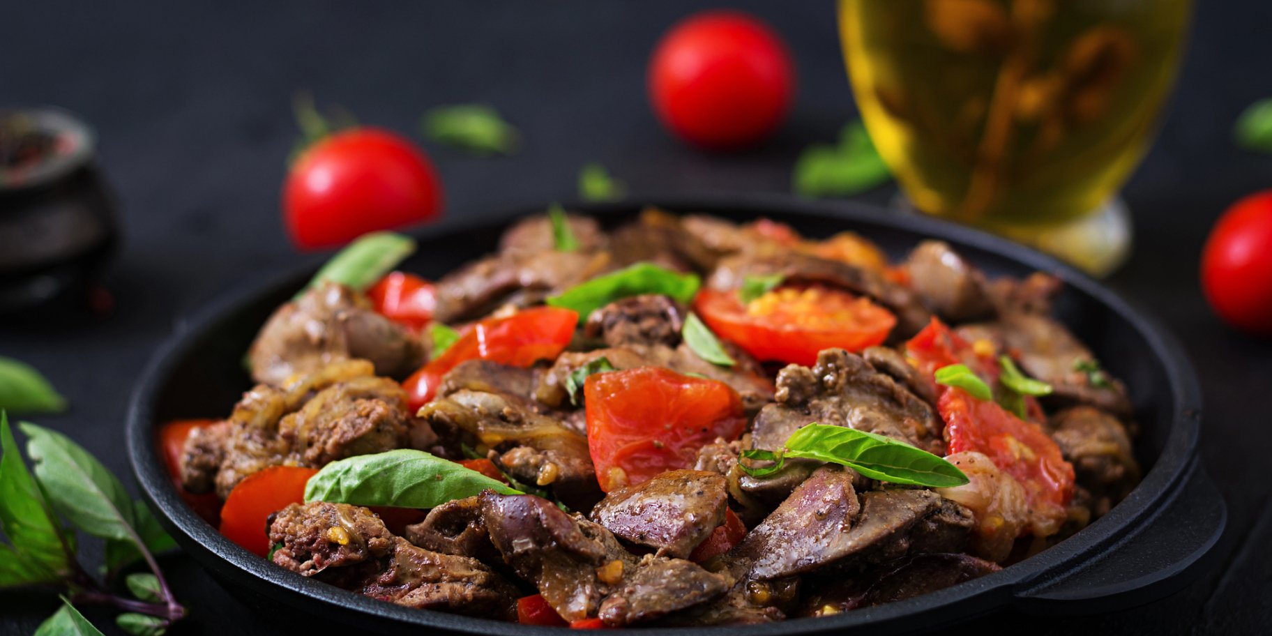 Куряча печінка з помідорами