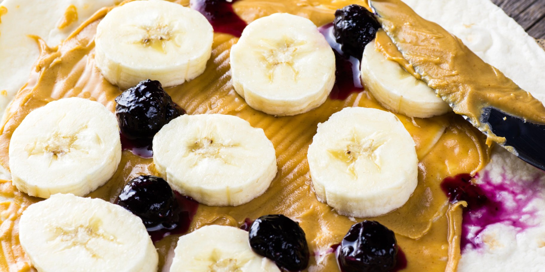 Лаваш з бананом і арахісовою пастою