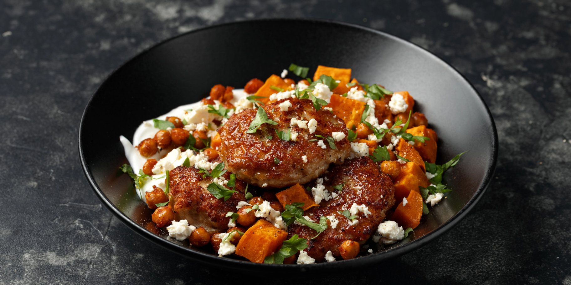 Курка, запечена в духовці з фетою