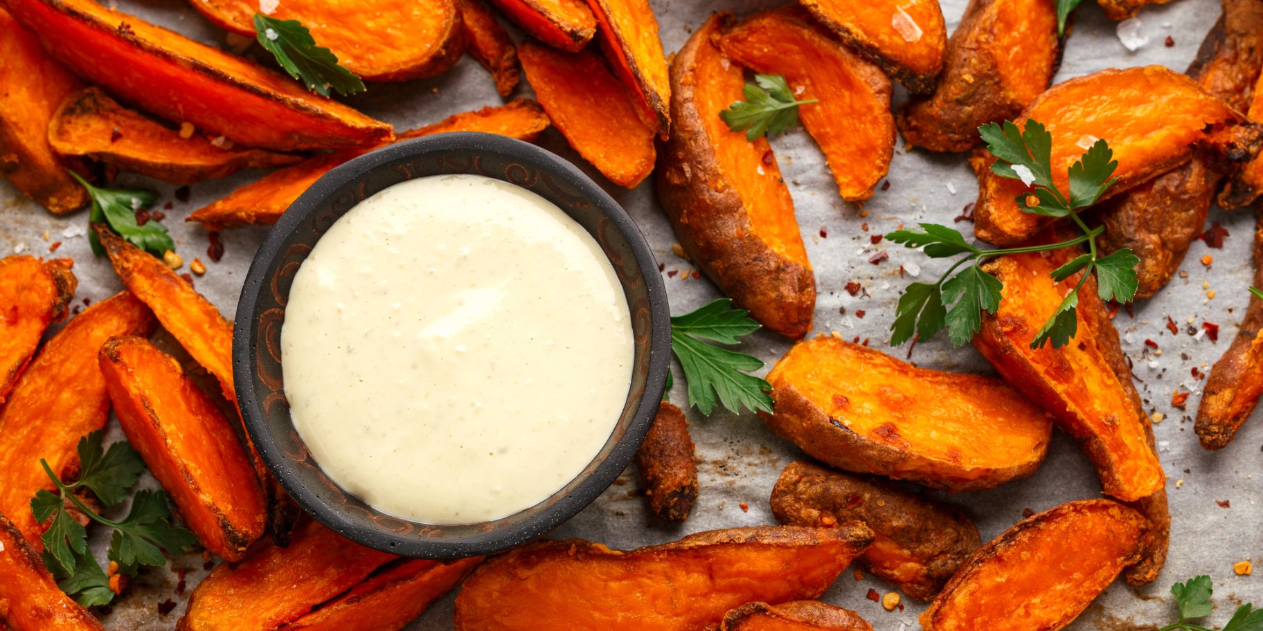 Запечений батат з нутом і йогуртовим соусом