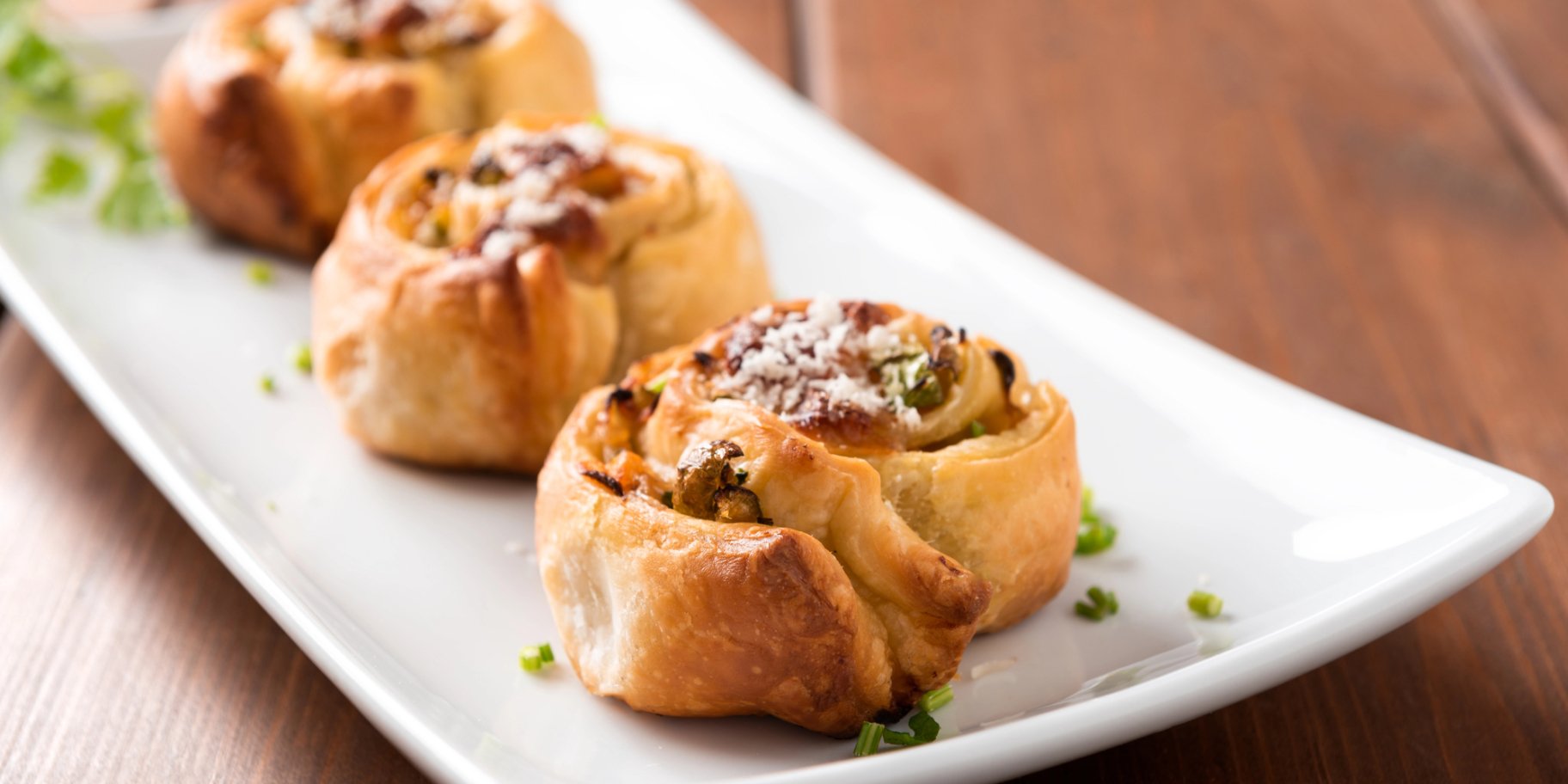 Рулетики з листкового тіста з печерицями