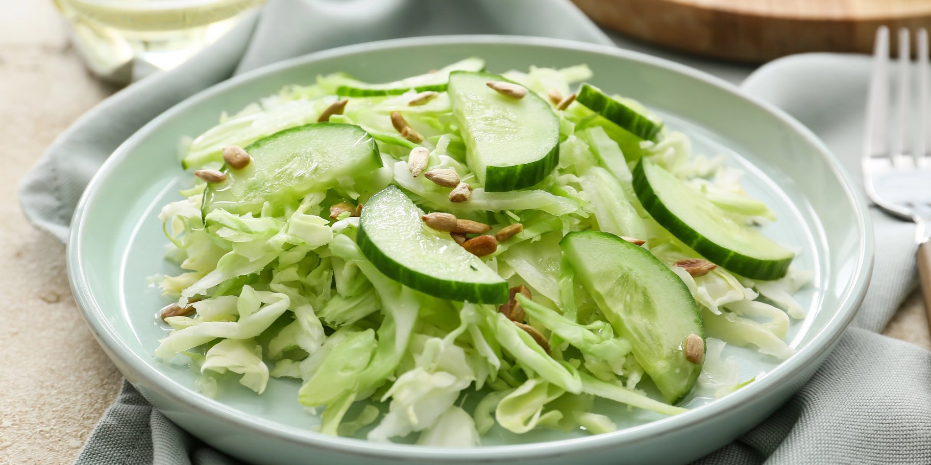 Салат із молодої капусти з соусом з авокадо