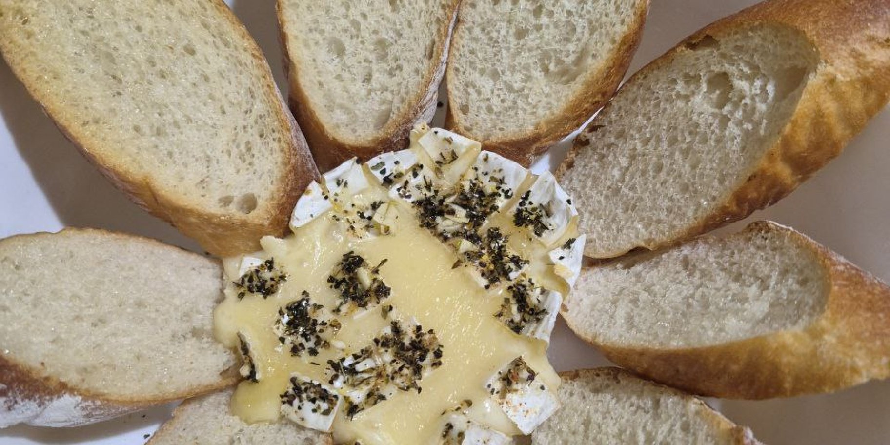 Камамбер, запечений з багетом