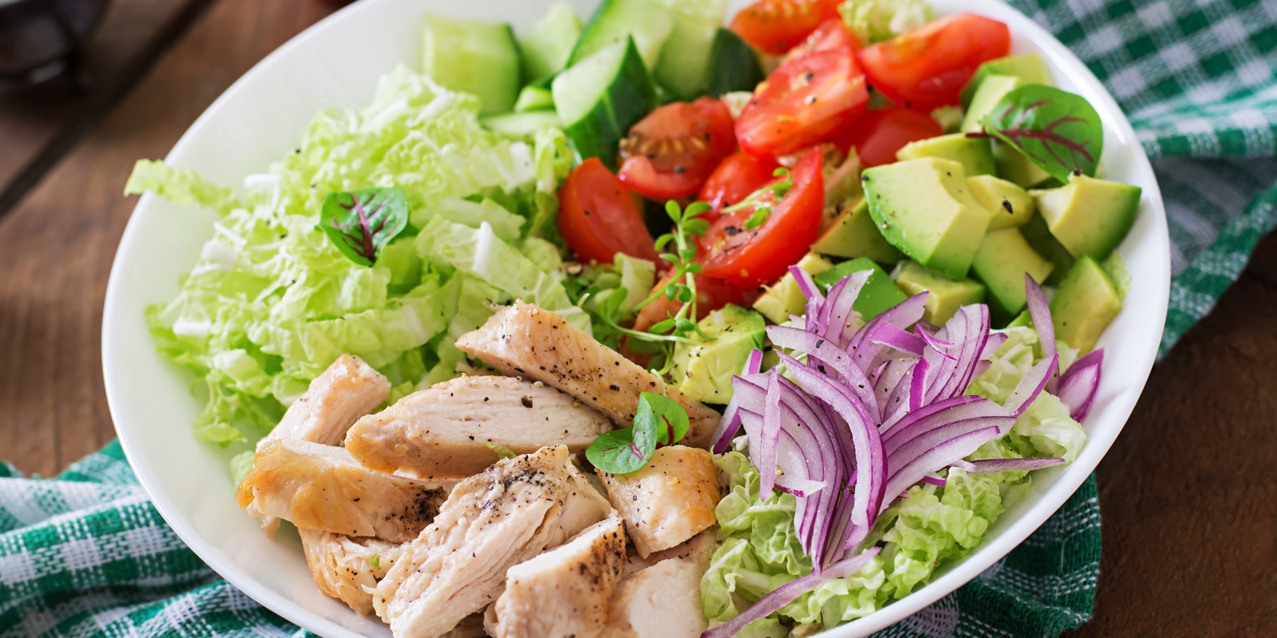 Салат з куркою та авокадо