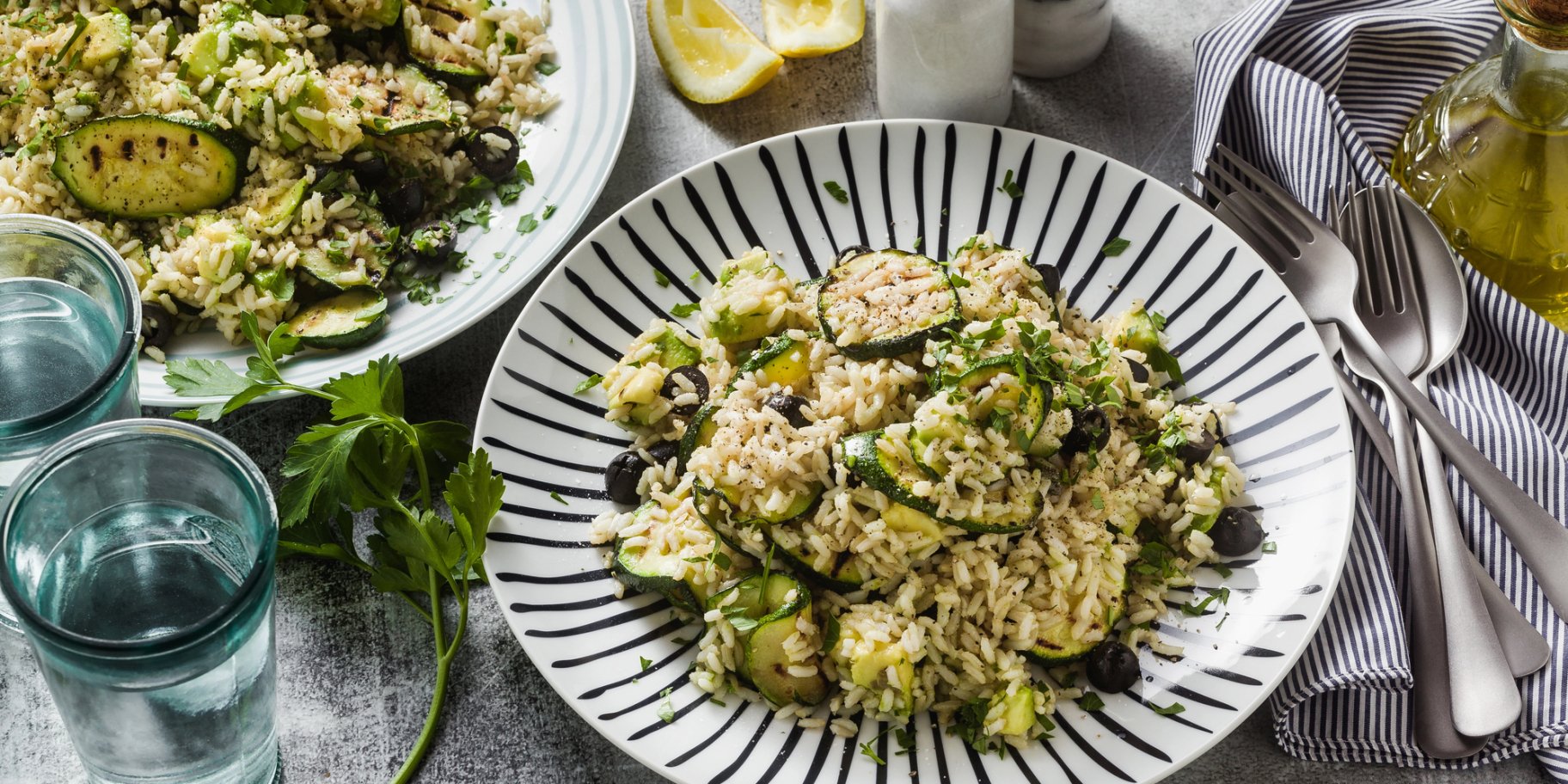 Салат з рисом, кабачками, авокадо та оливками