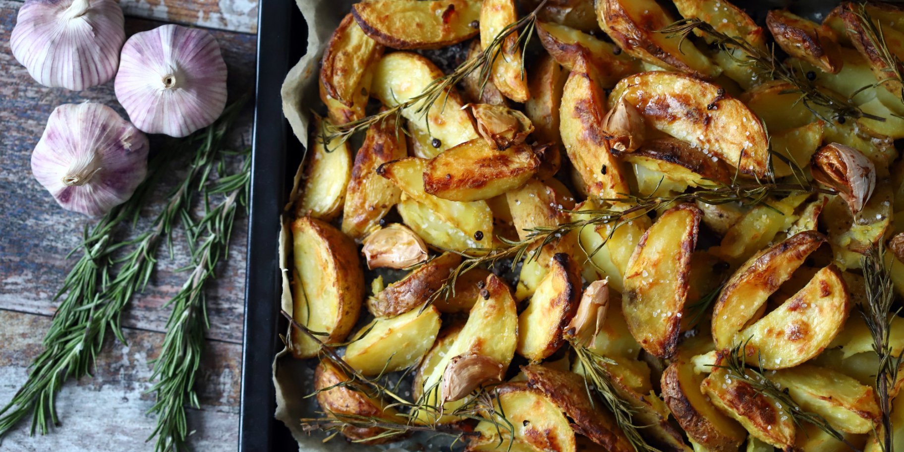 Запечена картопля з айвою, розмарином та часником