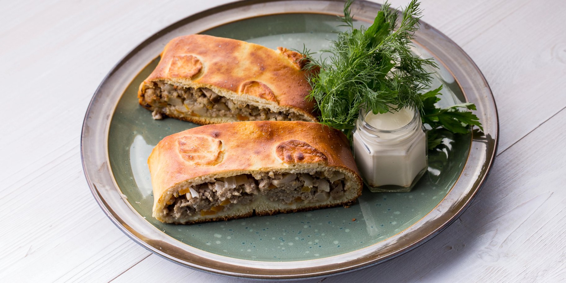 Рулет-кільце з фаршу у тісті