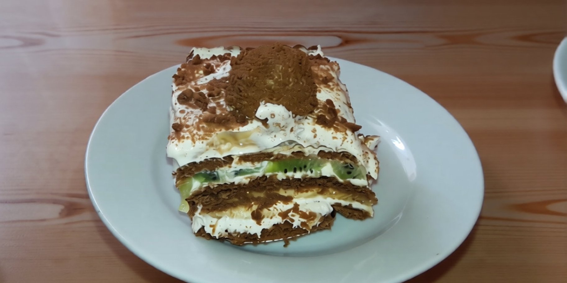 Торт з печива, бананів, ківі